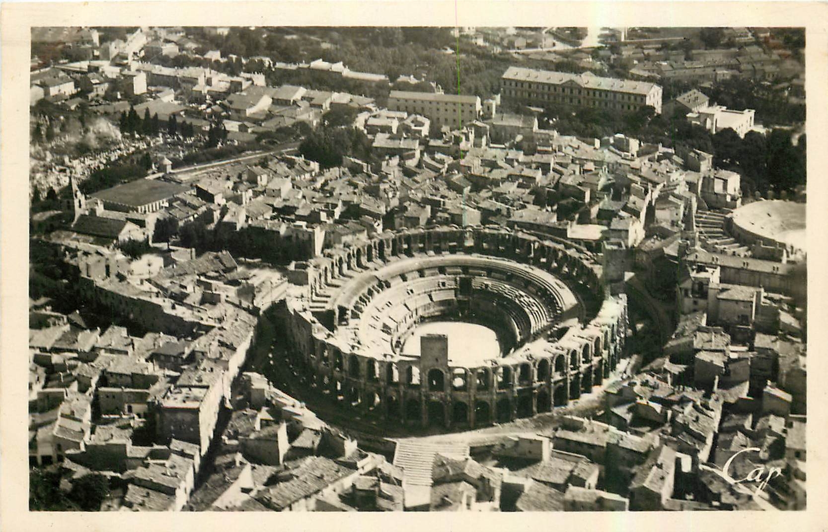 Arles - L'Amphithéâtre Romain — éditeur C.A.P. — n° 58