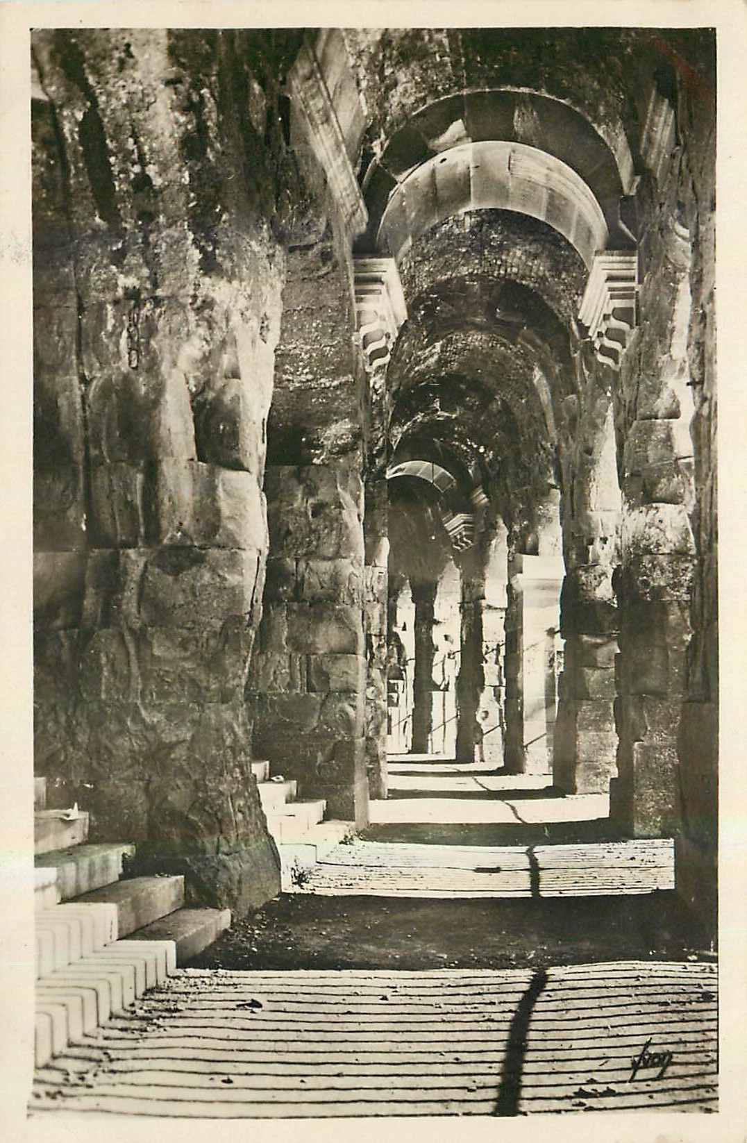 CPA Nimes Gard Galerie faisant le tour des Arenes 