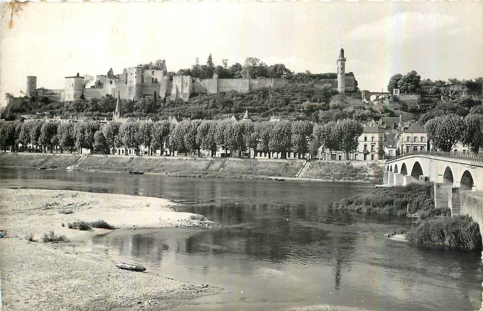 CPA Val de Loire Chinon La Vienne es quais au fond le Chateau 
