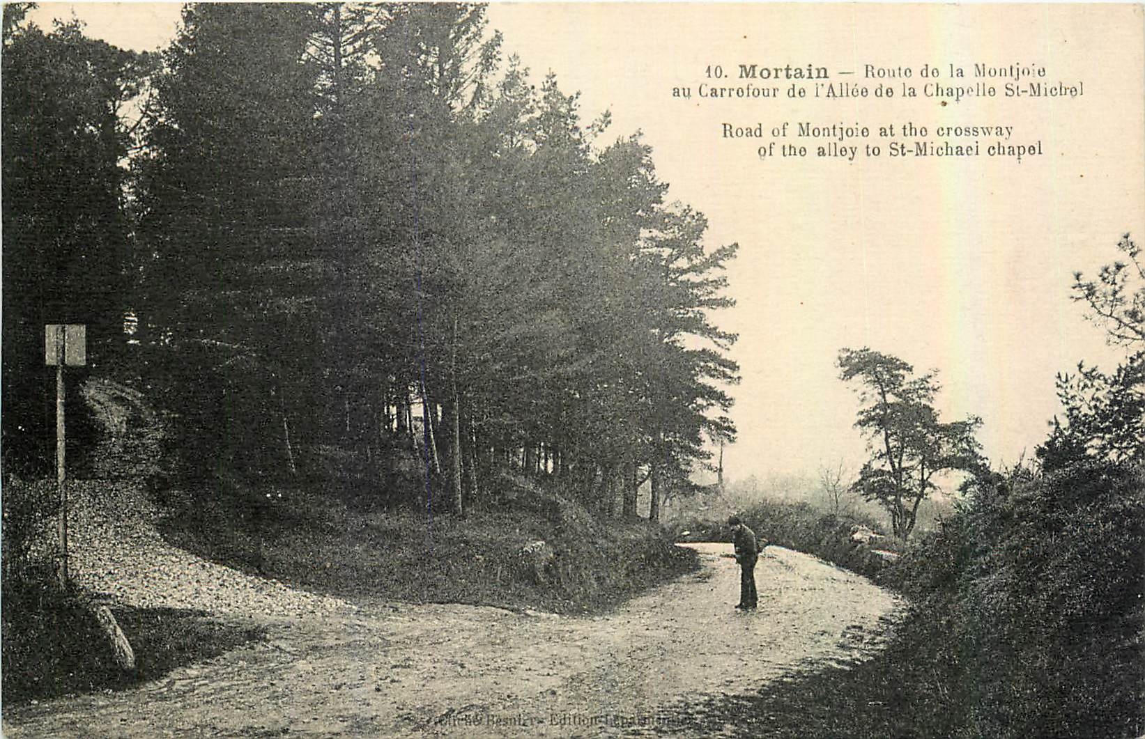 CPA Mortain Route de la Montjoie au Carrefour de l'Allee de la Chapelle St Michel 