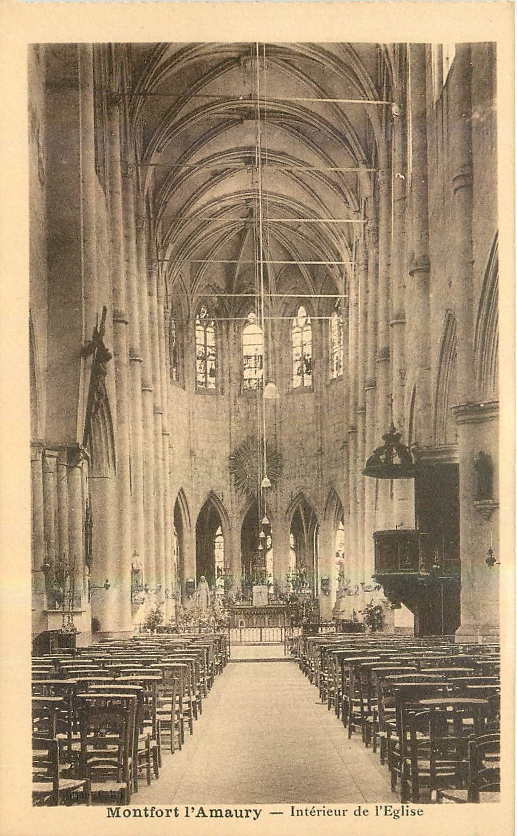 CPA Montfort l'Amaury Interieur de l'Eglise 