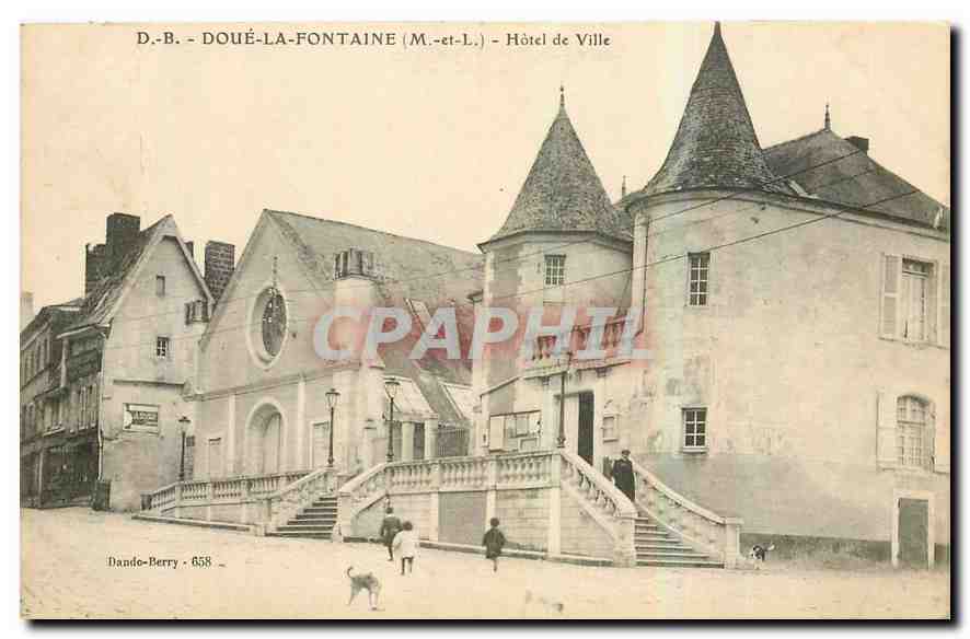 CPA Doue la Fontaine M et L Hotel de Ville 