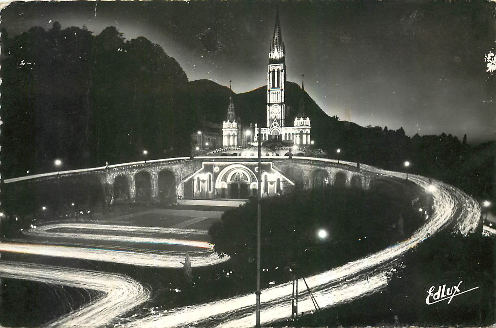 CPA Lourdes La Basilique illuminee et la Procession aux Flambeaux 