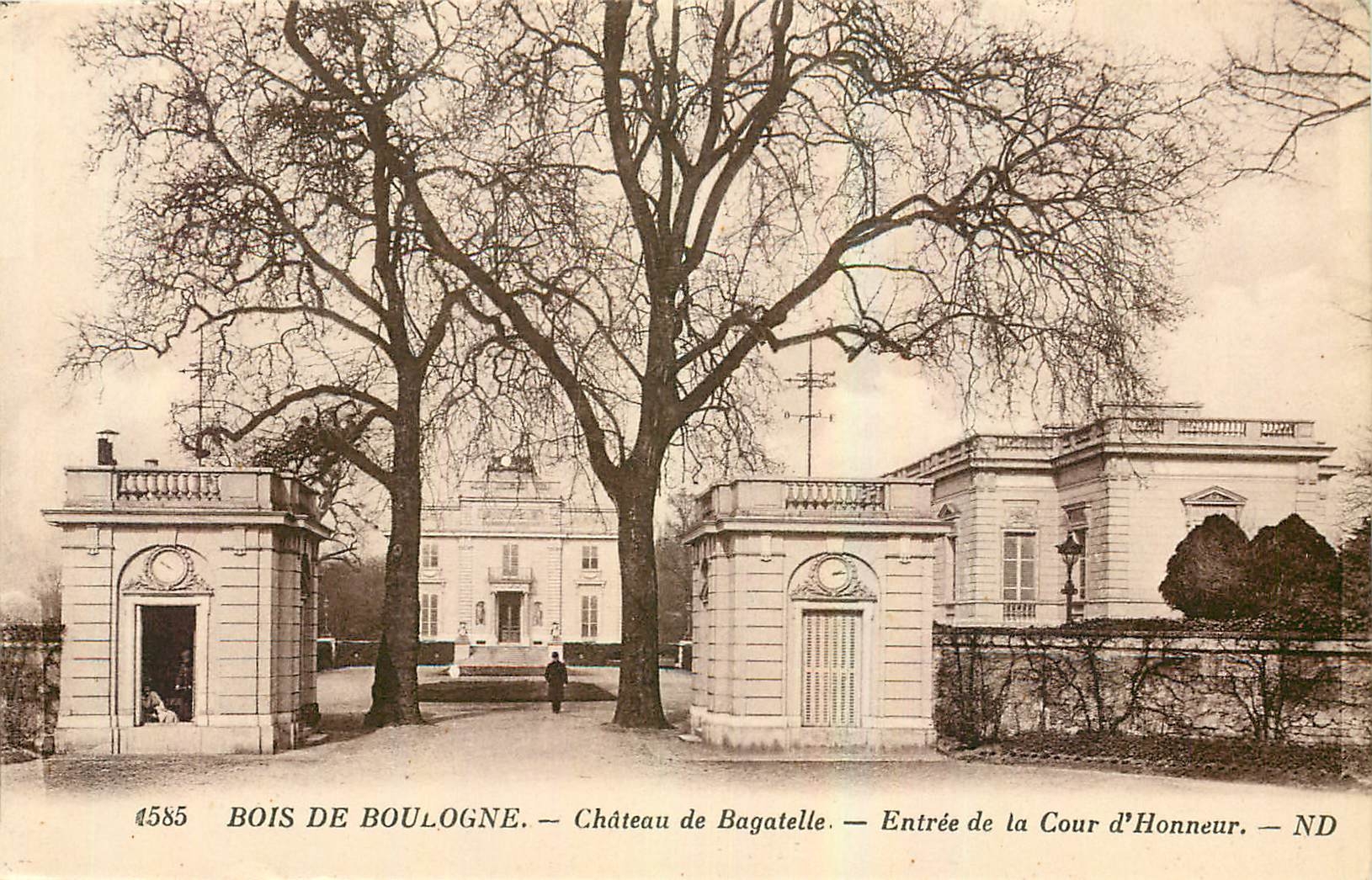 CPA Bois de Boulogne Chateau de Bagatelle Entree de la Cour d'Honneur 