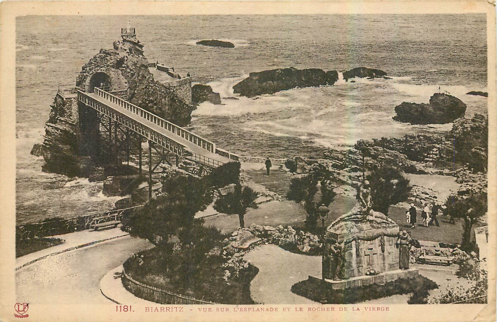 CPA Biarritz Vue sur l'Esplanade et le Rocher de la Vierge