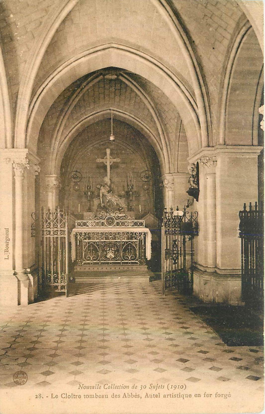 Cloître tombeau des Abbés — Autel artistique en fer forgé — L. Bourgault, n°28 de la Nouvelle Collection de 30 Sujets (1910)