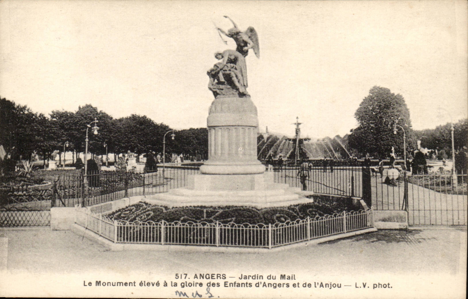 Angers CPA Le jardin du Mail Le monument eleve a la gloire des enfants d'Angers et de l'Anjou