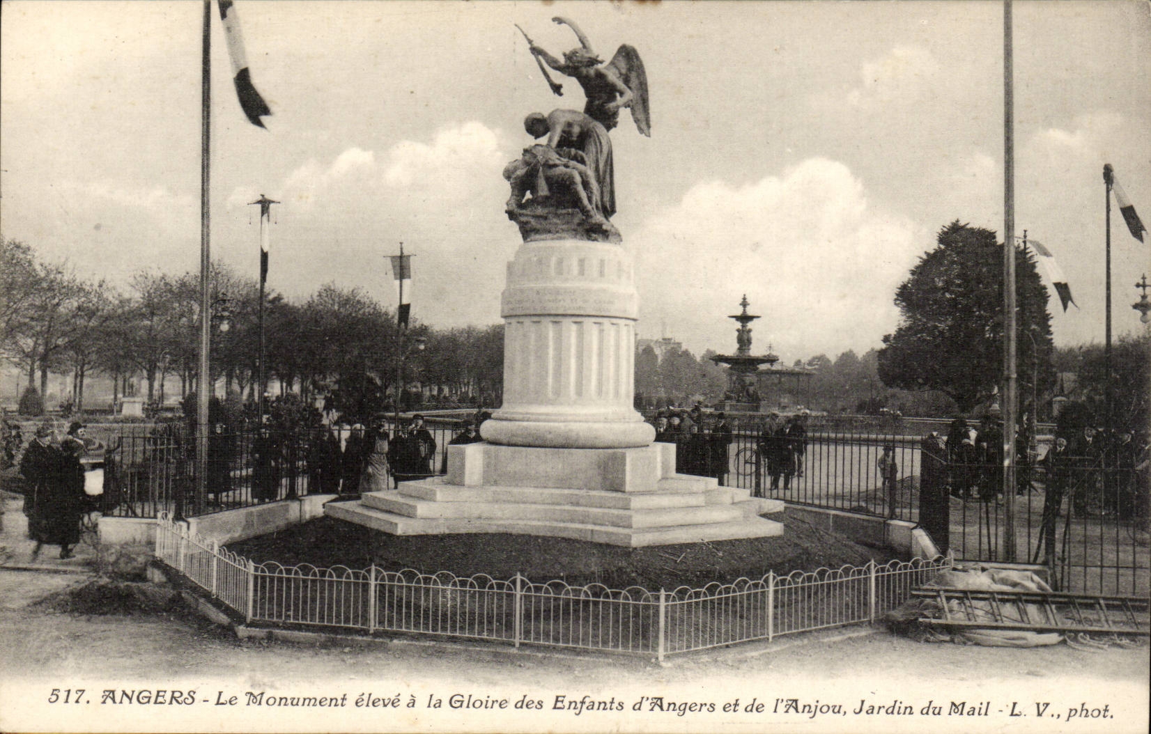 Angers CPA Le jardin du Mail Le monument eleve a la gloire des enfants d'Angers et de l'Anjou Jardin du Mail