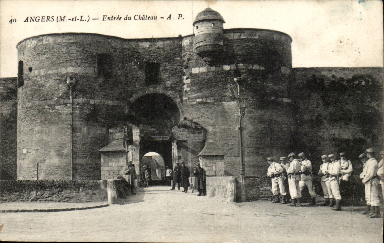 Angers CPA L'entree du chateau (animee soldats)