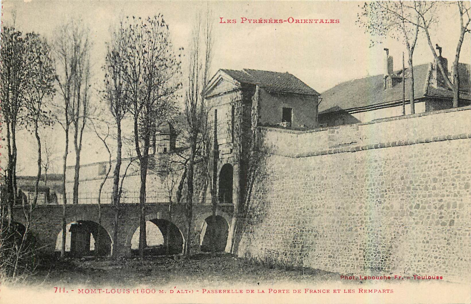 CPA Les Pyrenees Orientales Mont Louis Passerelle de la Porte de France et les Remparts 