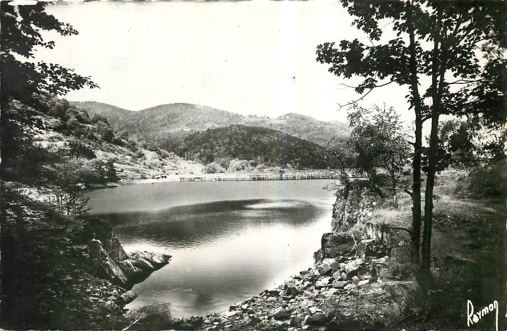 Le Lac d'Alfeld (Haut-Rhin) — Vue sur un côté du lac et sur la montagne — Édition BRARD, 33 bis, Faubourg des Ancêtres, Belfort