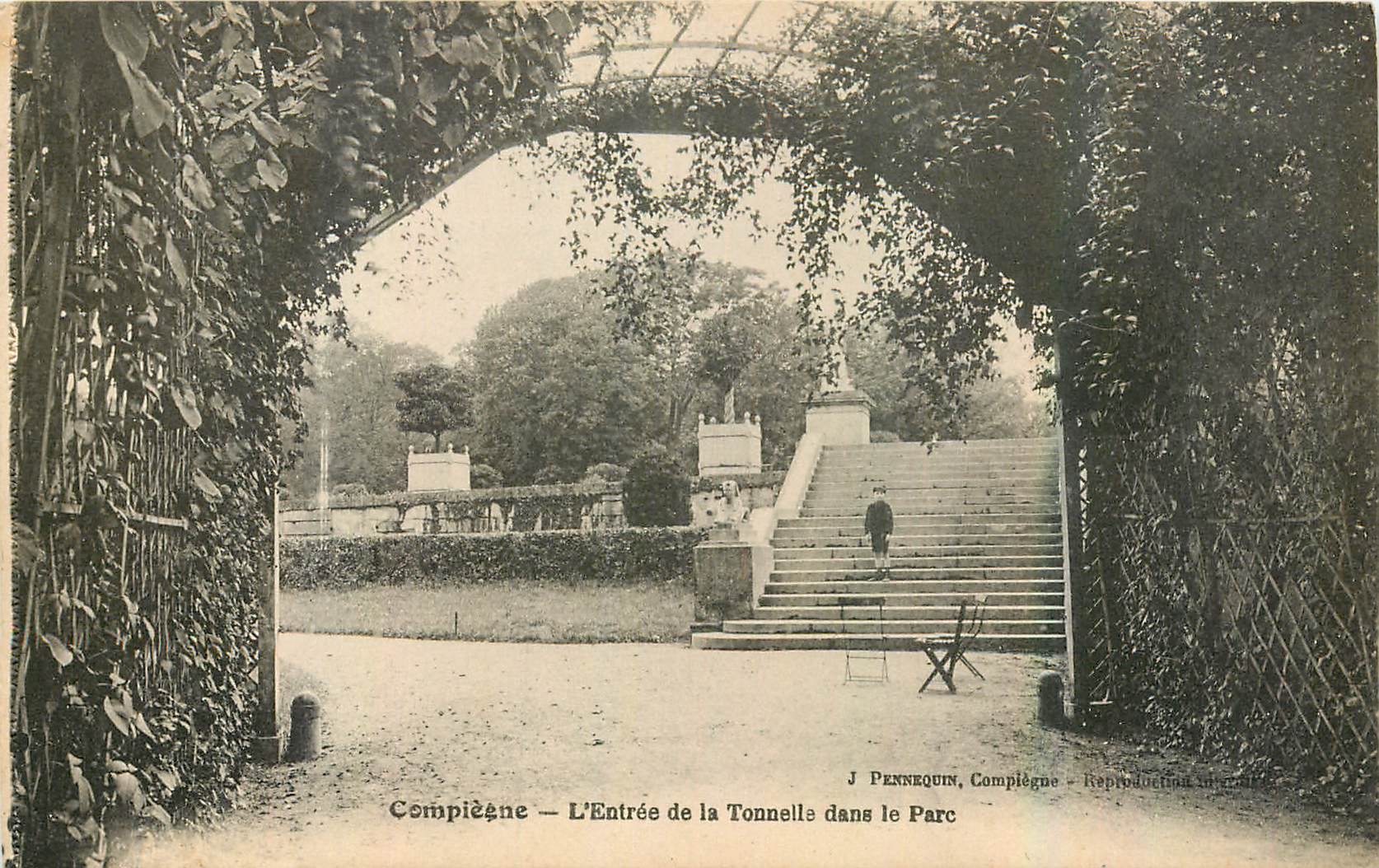 CPA Compiegne l'entree de la Tonnelle dans le Parc 
