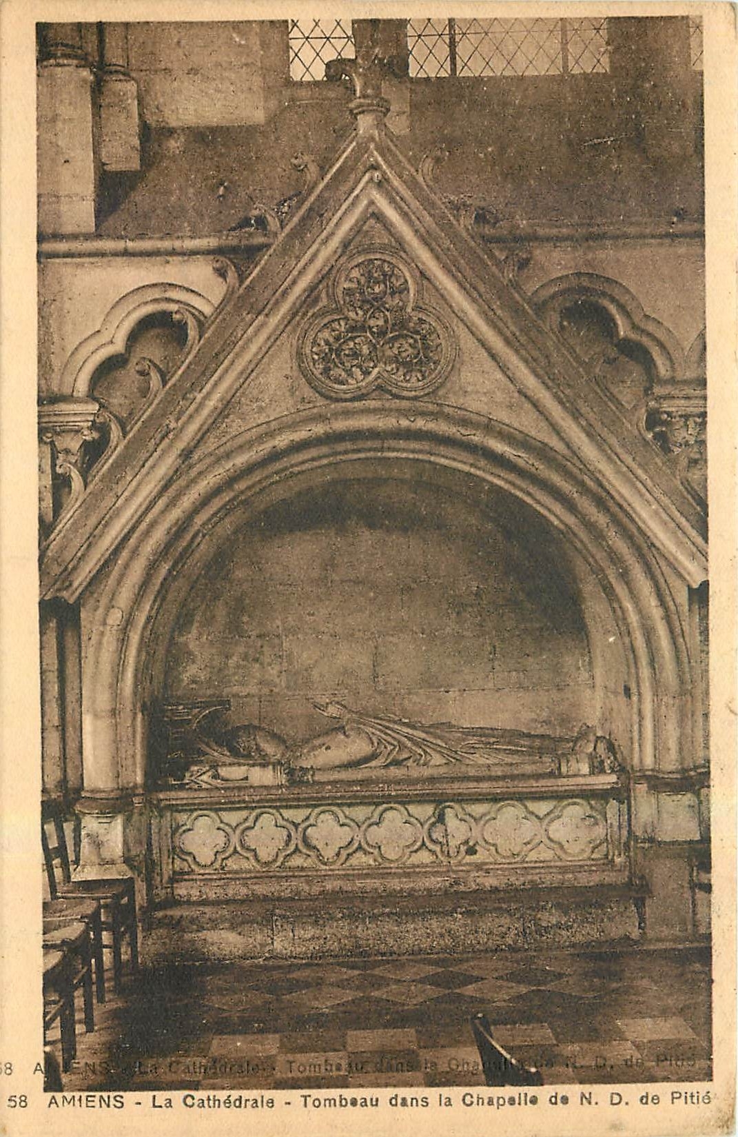 CPA Amiens La Cathedrale Tombeau dans la Chapelle de N D de Pitie 