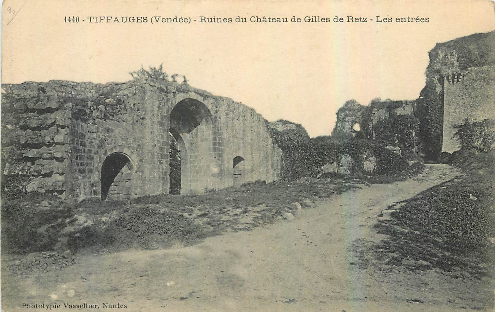 CPA Tiffauges Vendee Ruines du Chateau de Gilles de Retz Les entrees 