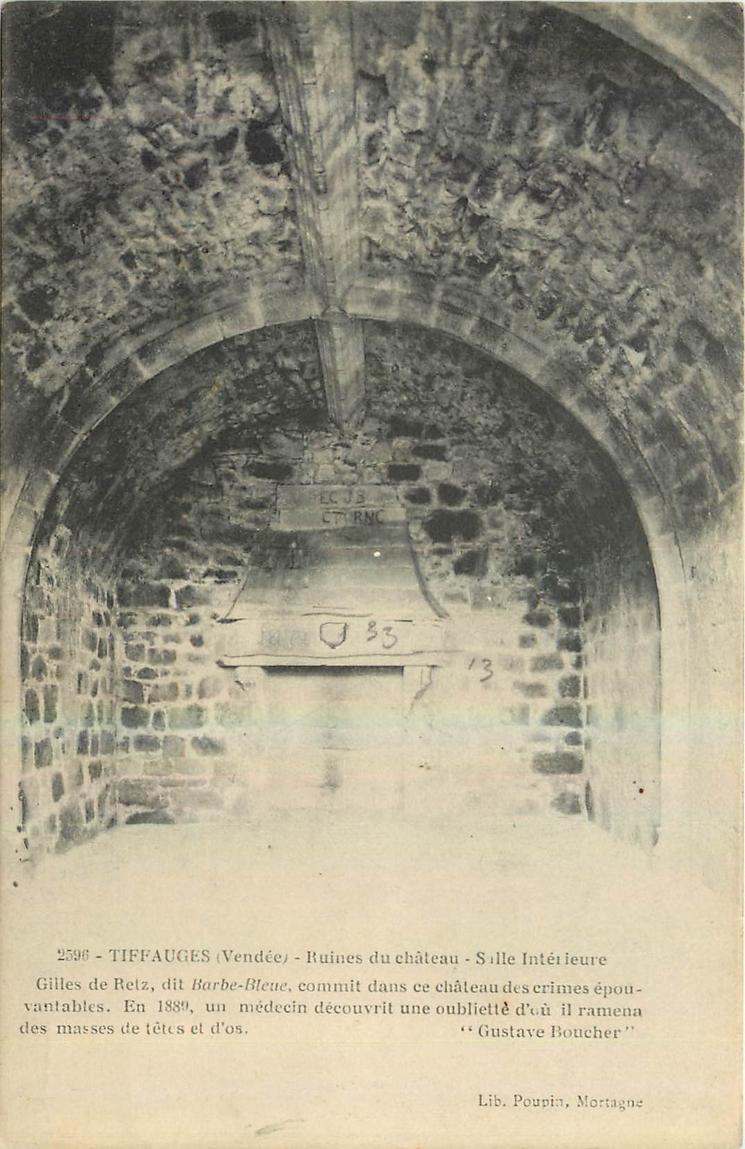 CPA Tiffauges Vendee Ruines du Chateau Salle interieure 