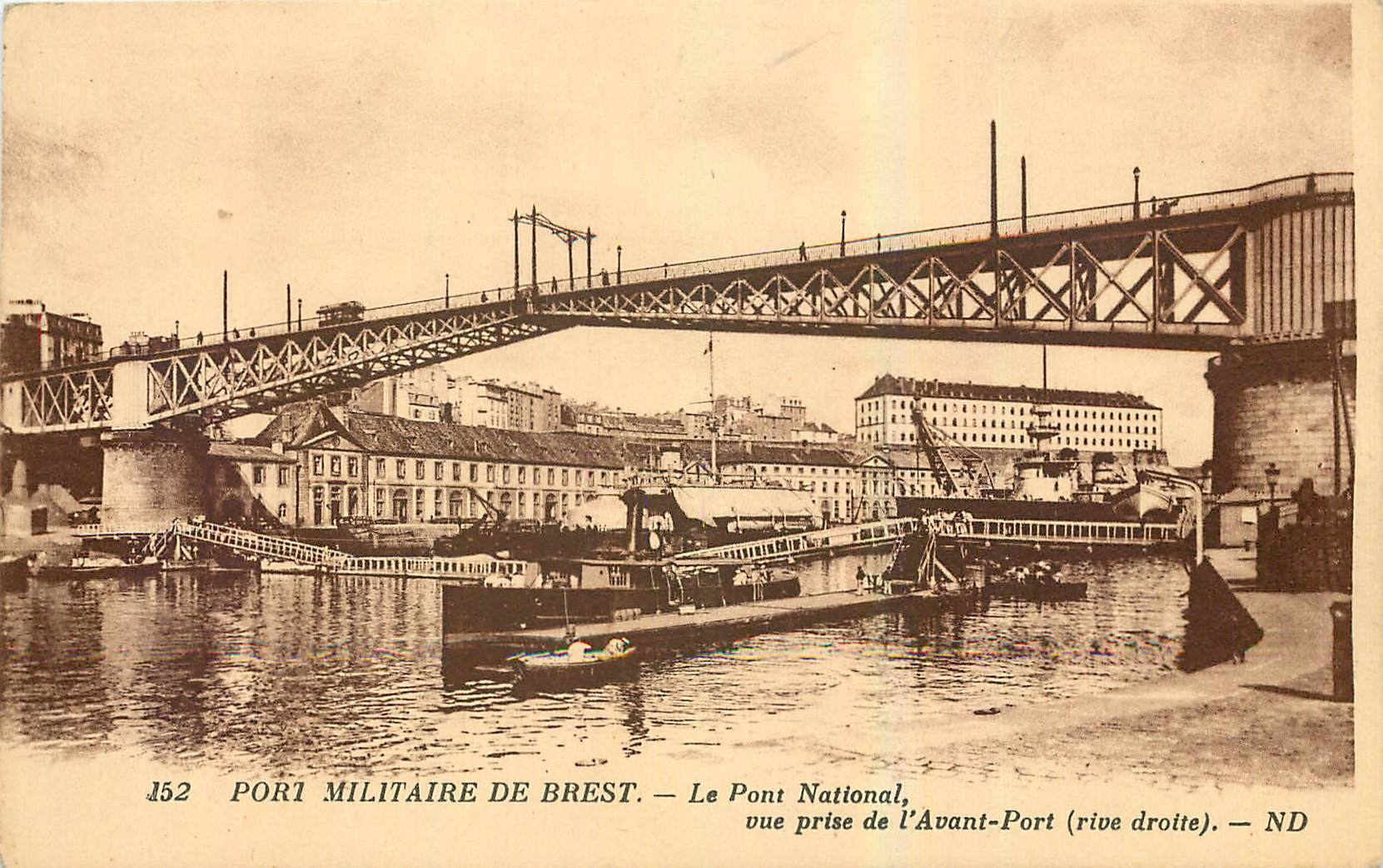 CPA Port Militaire de Brest Le Pont national vue prise de l'Avant Port rive droite Bateau