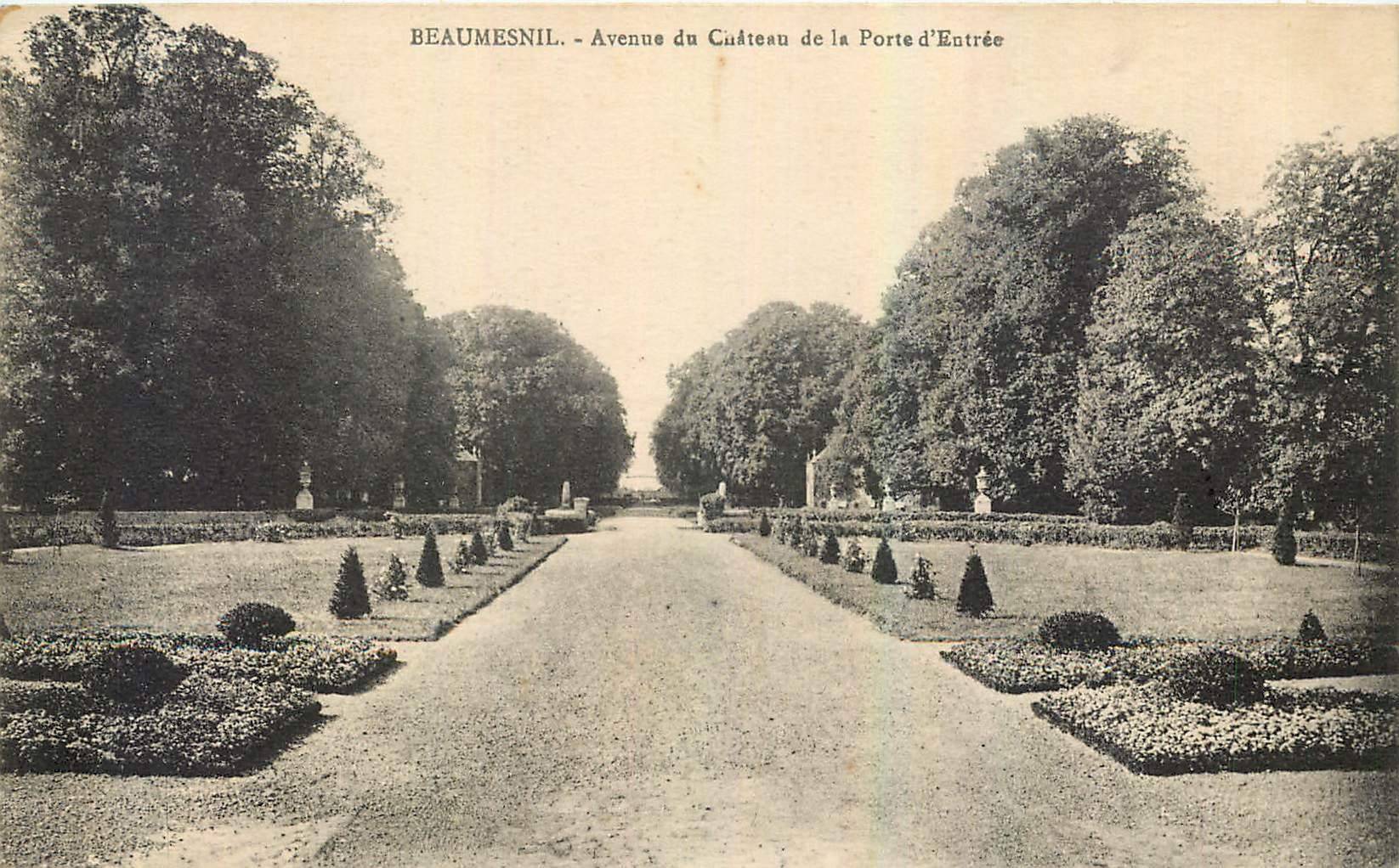 CPA Beaumesnil Avenue du Chateau de la Porte d'Entree 