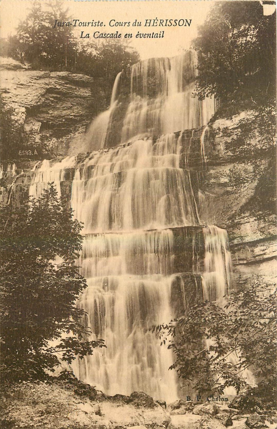 CPA Jura Touriste Cours du Herisson La Cascade en eventail 