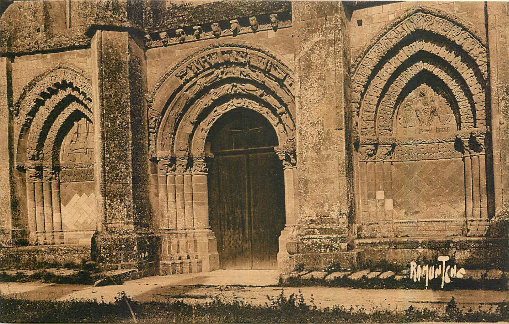 CPA L'Aunis et Saintonge Facade de l'Eglise Romane d'Aulnay de Saintonge 