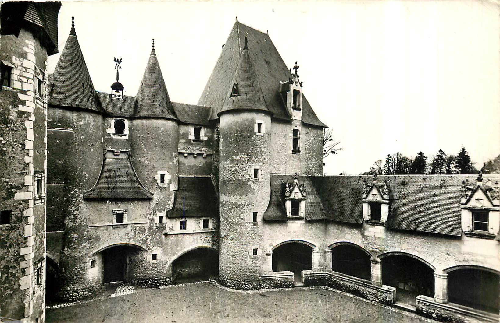 Château de Fougeres-sur-Bièvre — Cour intérieure — Éditions Aliénan et Bernard