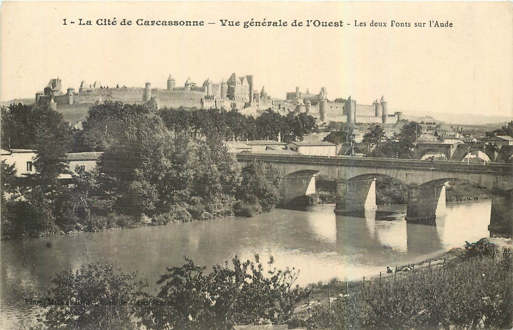 CPA La Cite de Carcassonne Vue generale de l'Ouest Les deux Ponts sur l'Aude 