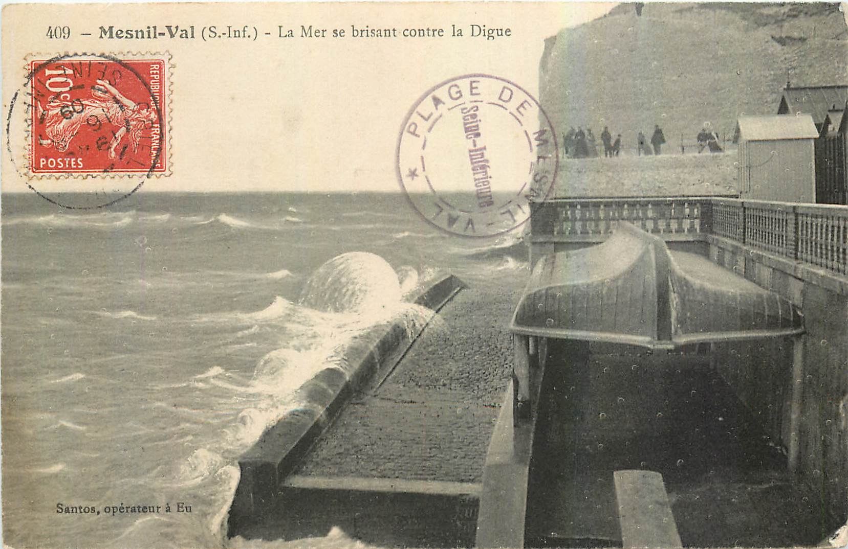CPA Mesnil Val S Inf La Mer se brisant contre la Digue 