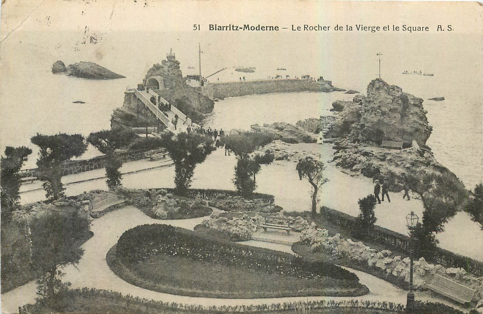 CPA Biarritz Moderne Le Rocher de la Vierge et le Square 