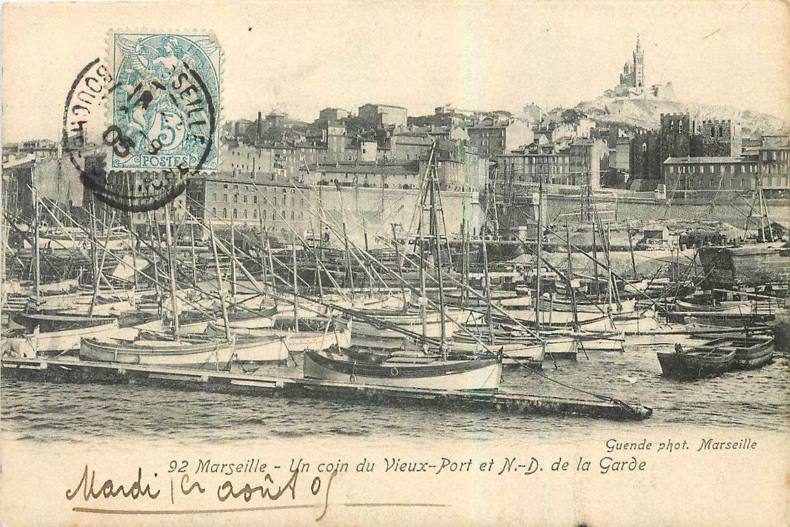 CPA Marseille Un coin du Vieux Port et N D de la Garde Bateaux