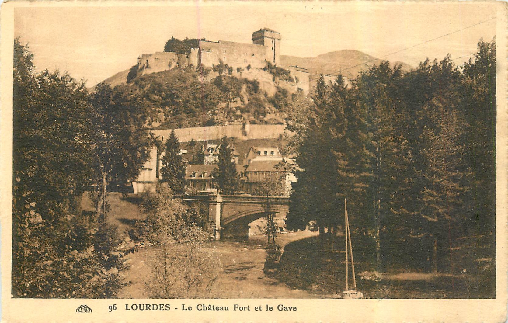 CPA Lourdes Le Chateau Fort et le Gave 