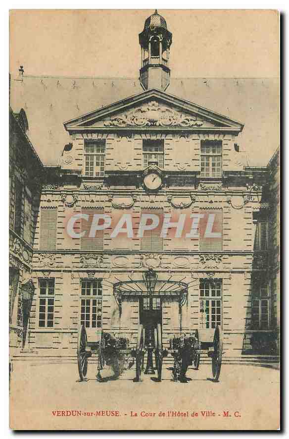 CPA Verdun sur Meuse La Cour de l'Hotel de Ville 