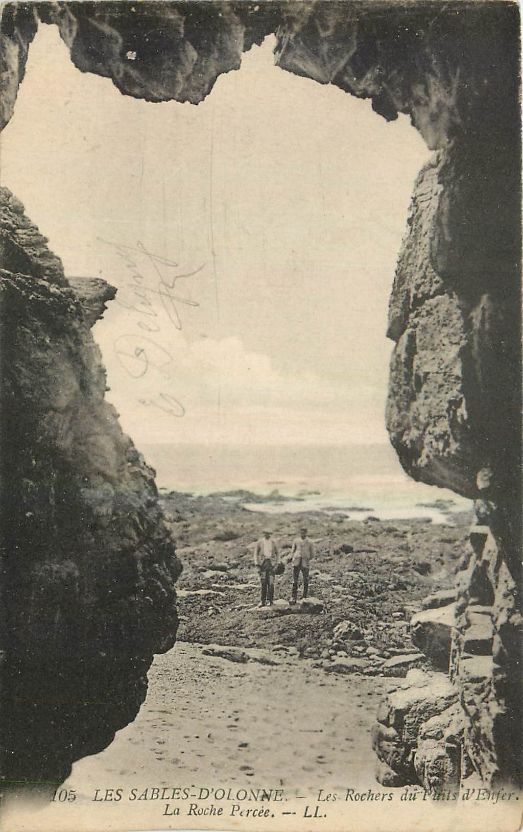 CPA Les Sables d'Olonne Les Rochers La Roche Percee 