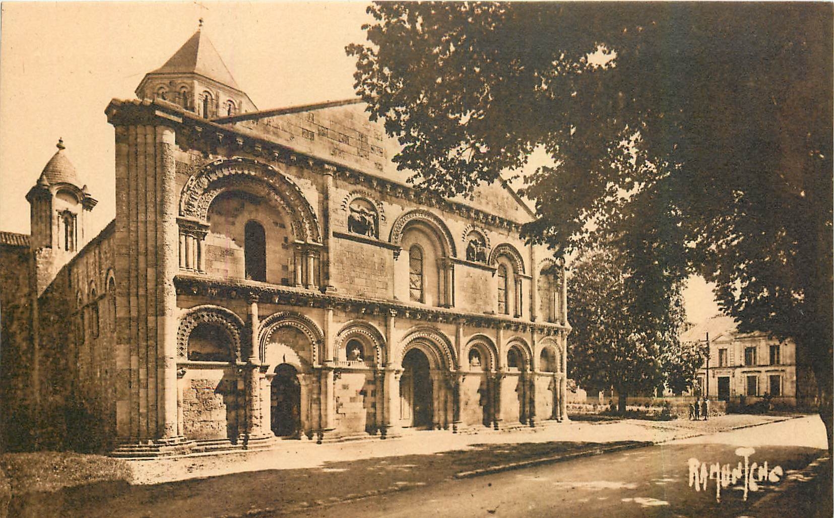 CPA l'Aunis et Saintonge Magnifique facade de l'Eglise romane de Surgeres 
