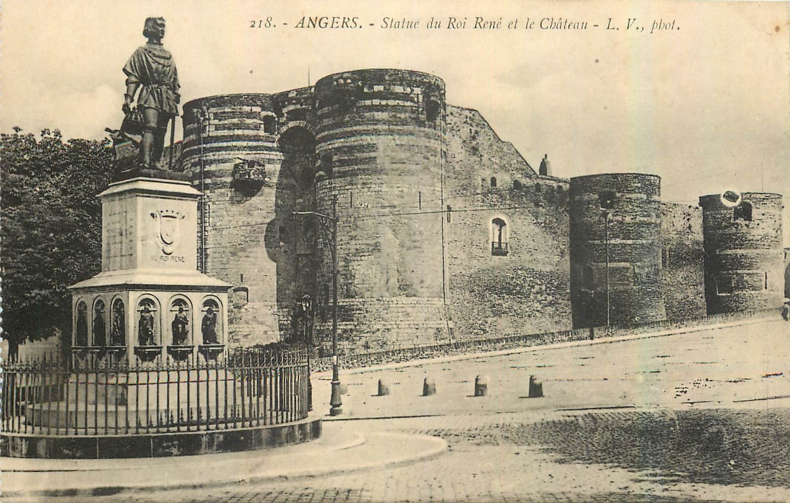 CPA Angers Statue du Roi Rene et le Chateau 