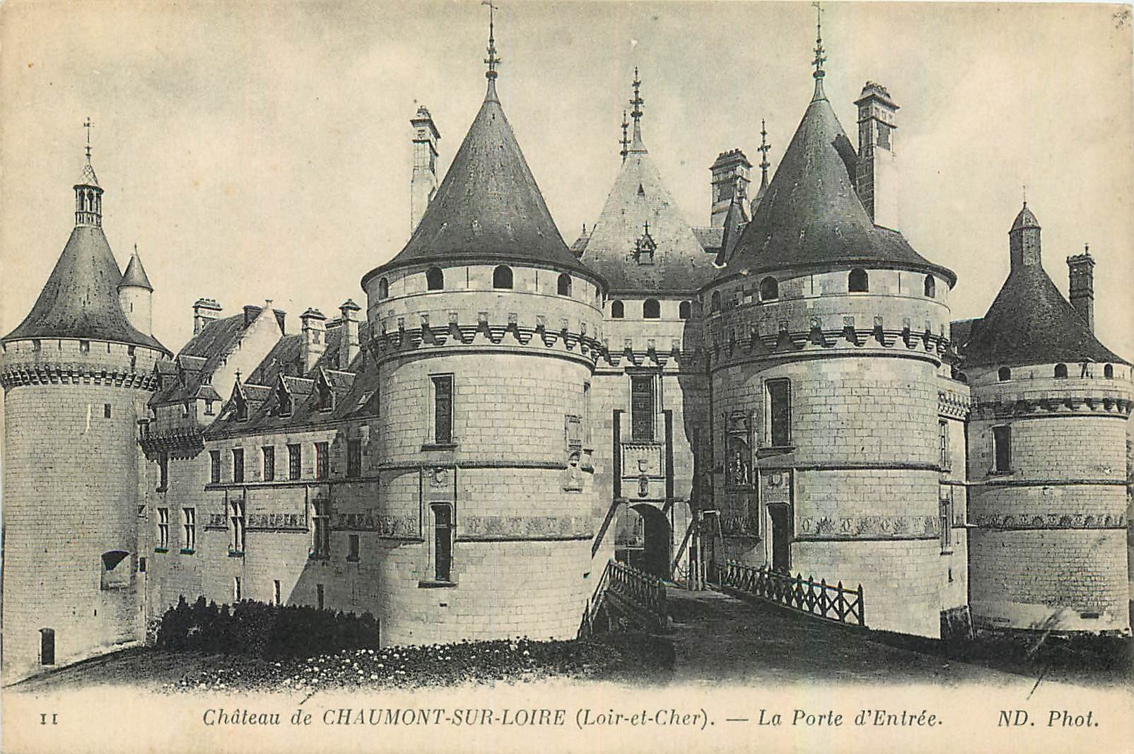 Château de Chaumont-sur-Loire (Loir-et-Cher) — La Porte d'Entrée — ND. Phot.