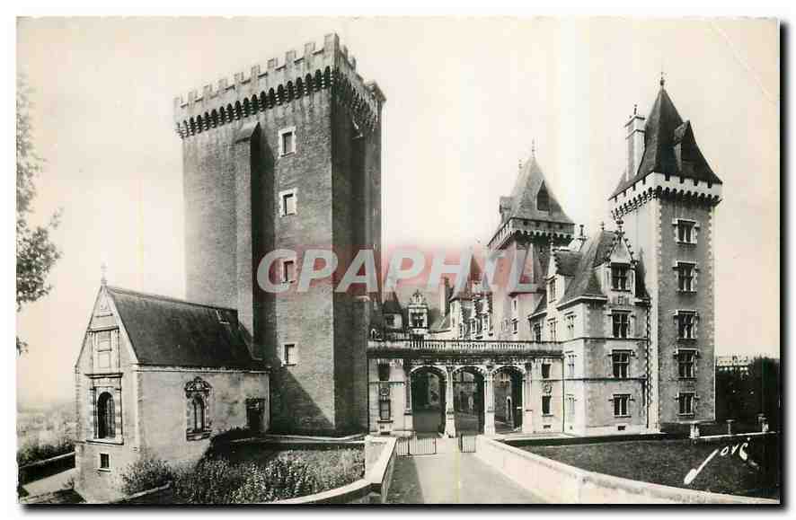 Pau (B-P) — Le château Henri IV — Entrée principale et la chapelle