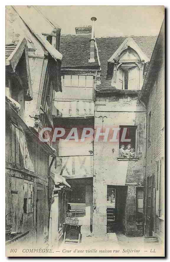 CPA Compiegne Cour d'une vieille maison rue Solferino 