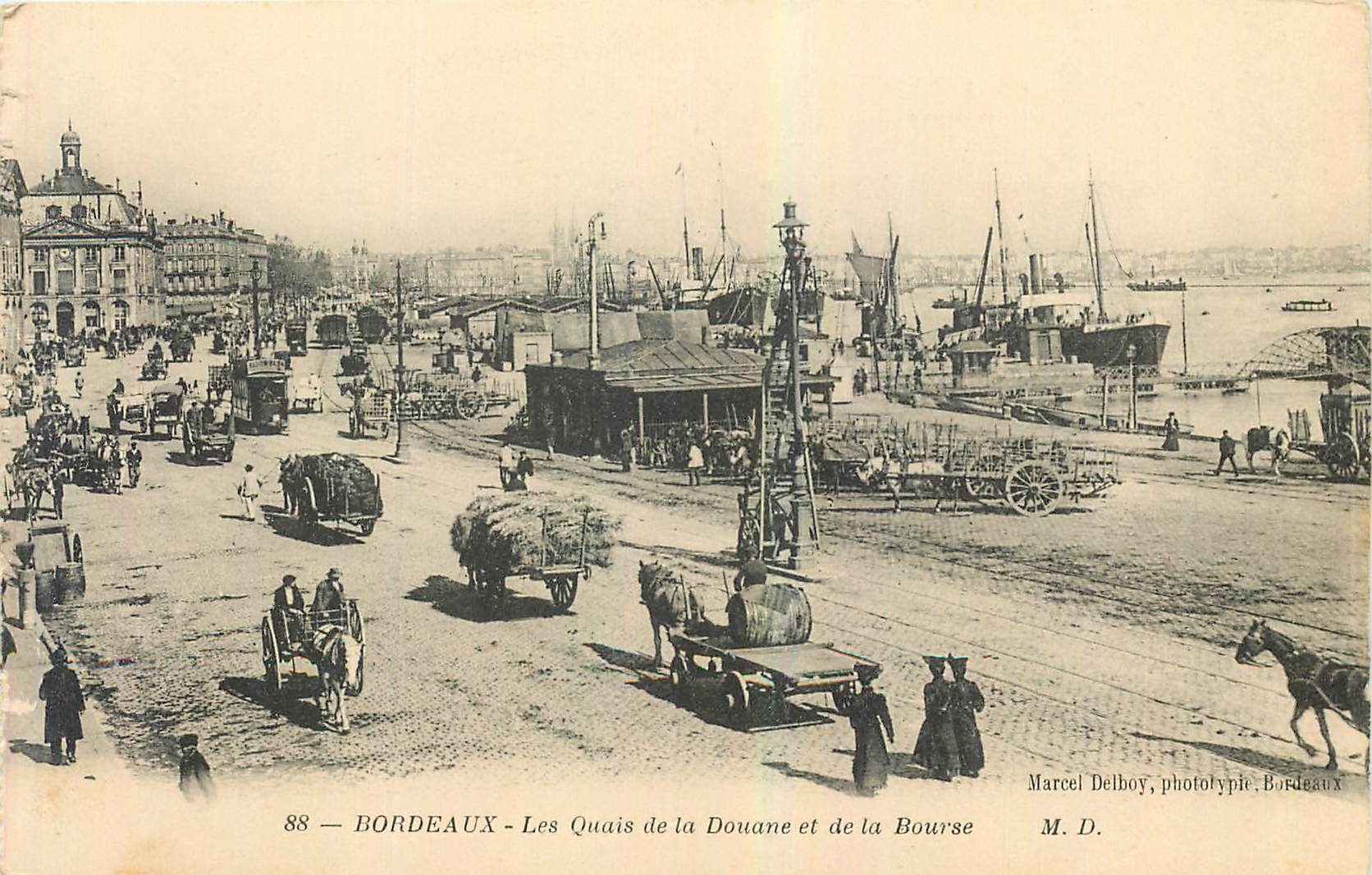 CPA Bordeaux Les Quais de la Douane et de la Bourse 