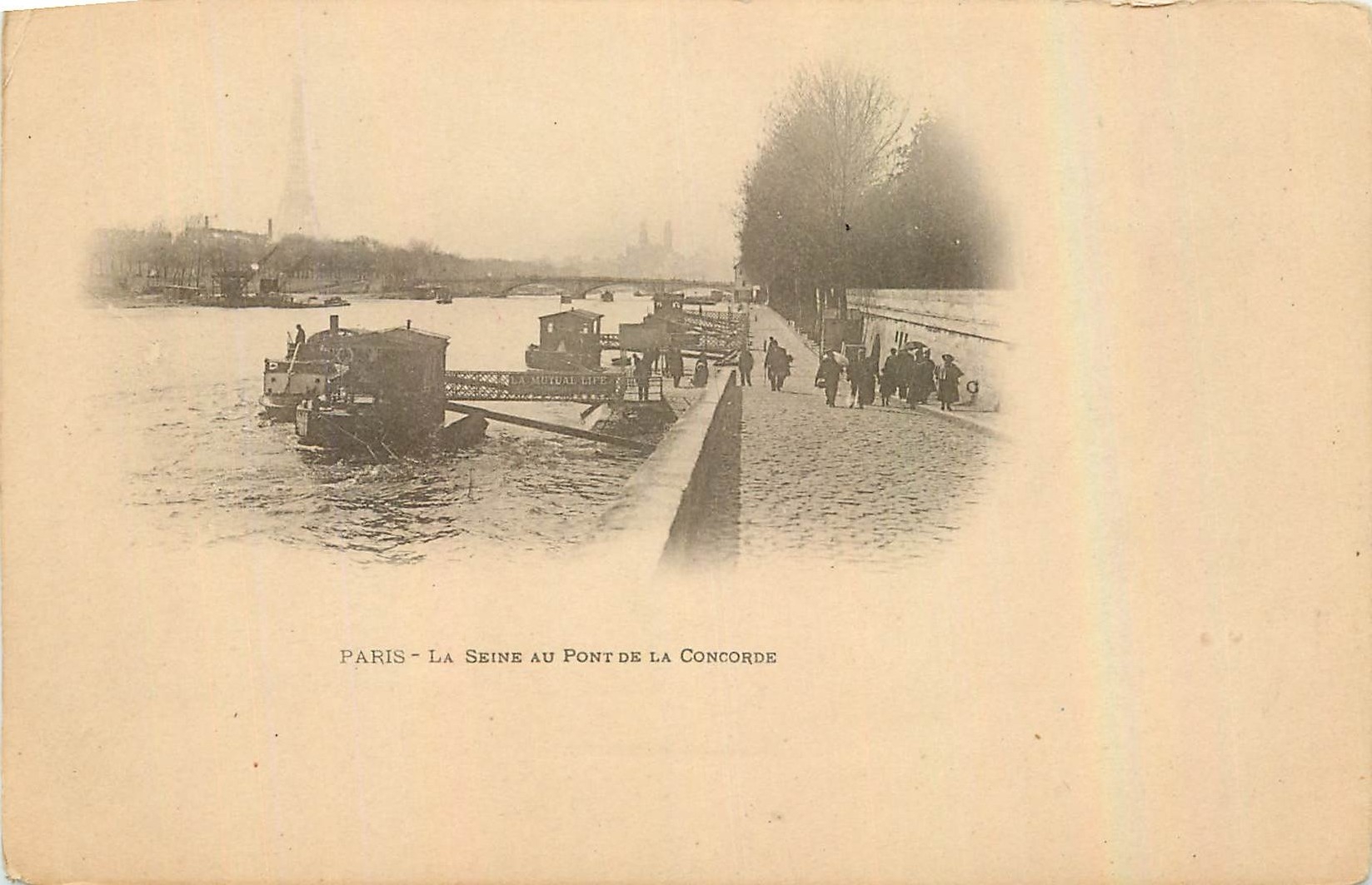 CPA Paris La Seine au Pont de la Concorde Tour Eiffel