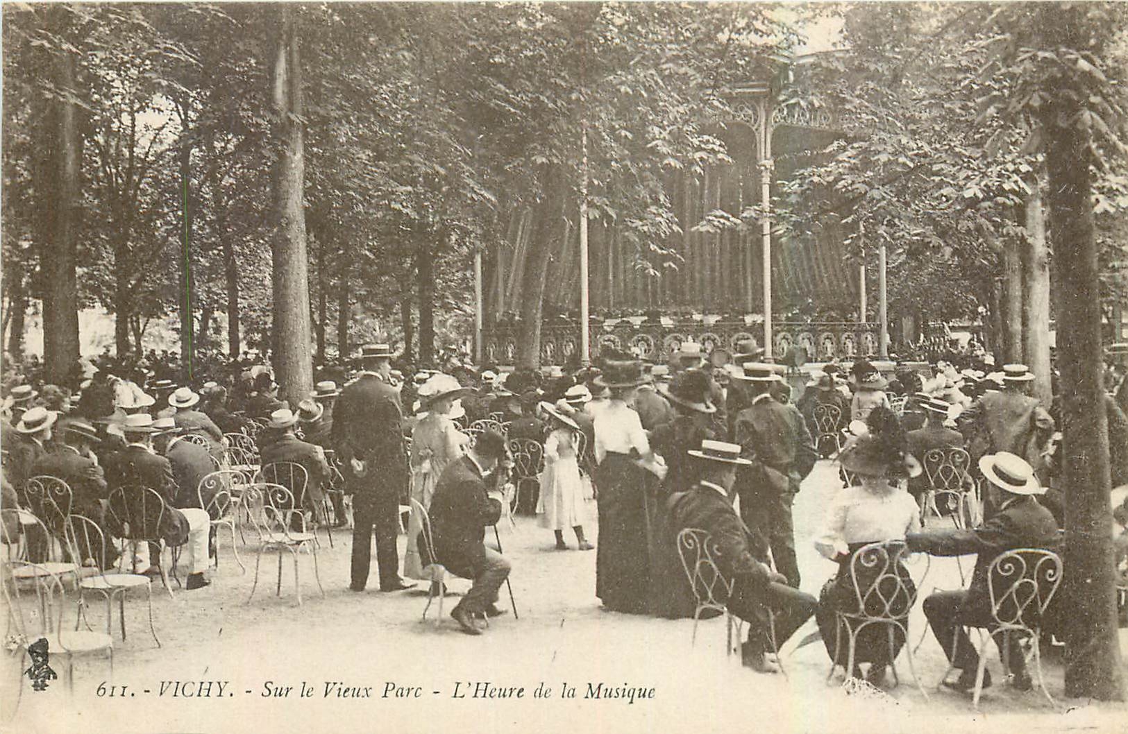 CPA Vichy Sur le Vieux Parc L'Heure de la Musique 