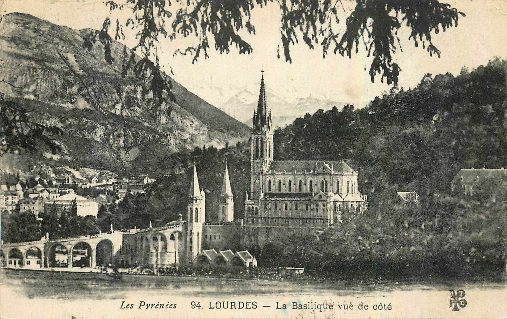 CPA Les Pyrenees Lourdes La Basilique vue de cote 