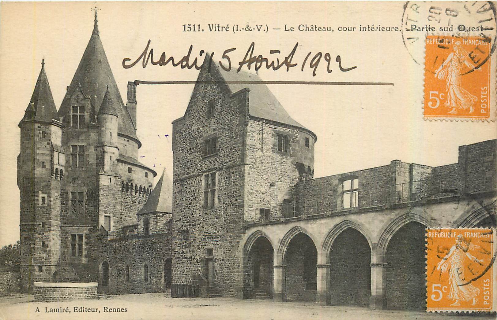 Vitré (Il.&-V.) — Le Château, cour intérieure — Partie sud-Ouest — A. Lamiré, Éditeur, Rennes