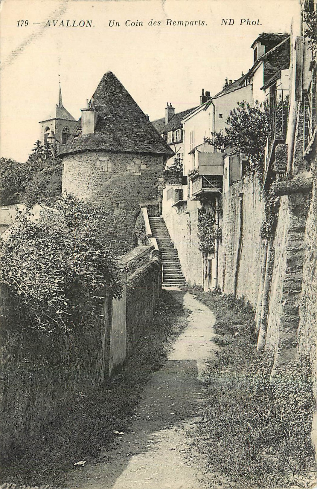 CPA Avallon Un coin des Remparts 