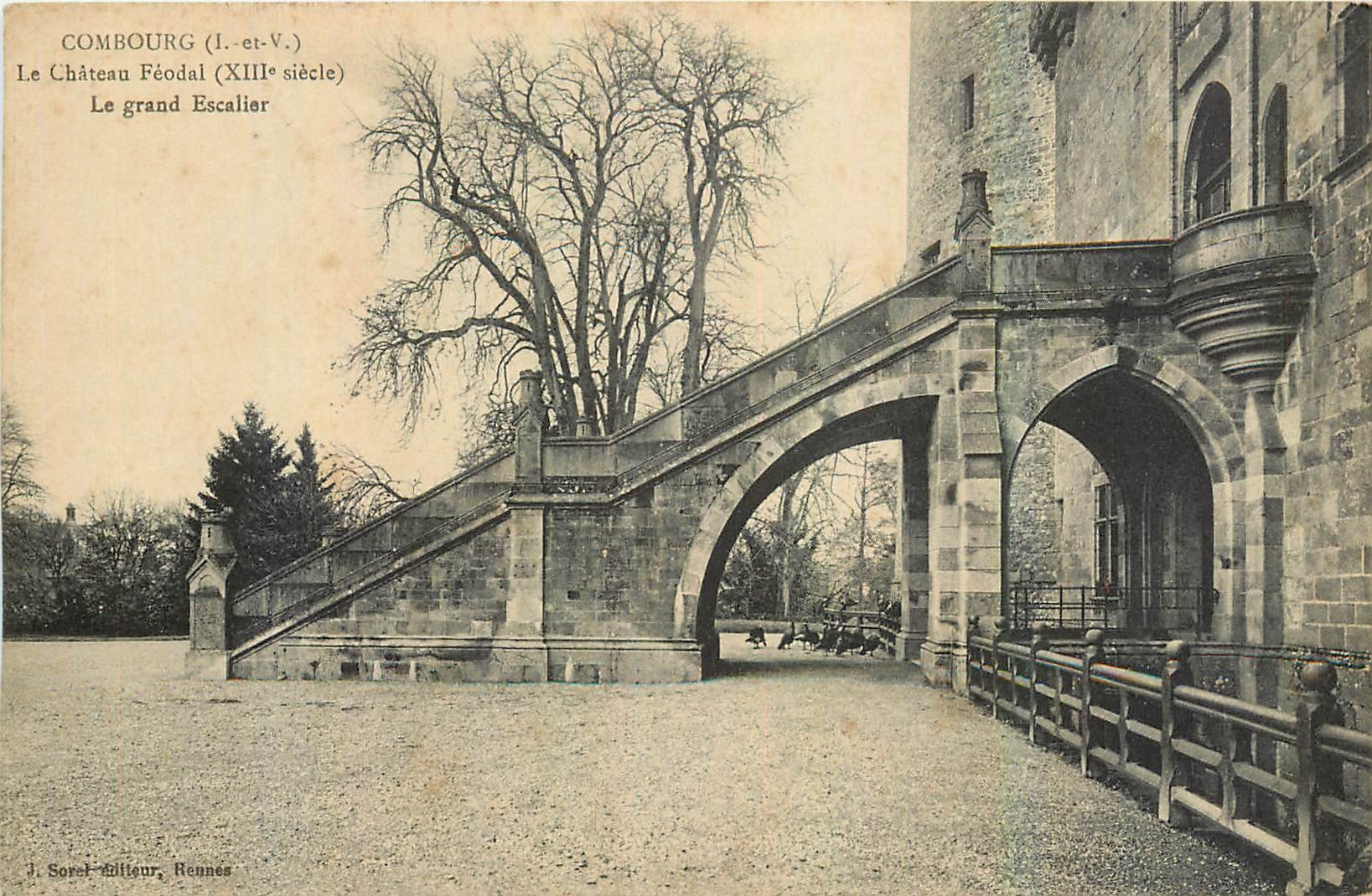 CPA Combourg I et V Le Chateau feodal Le grand Escalier 