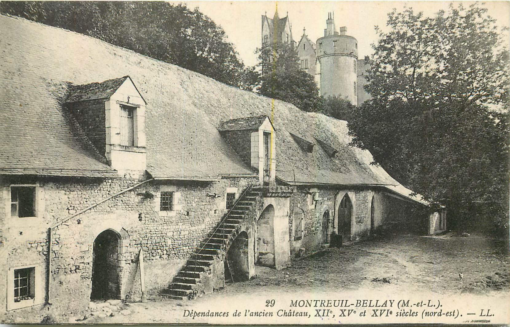 CPA Montreuil Bellay M et L Dependances de l'ancien Chateau nord est 