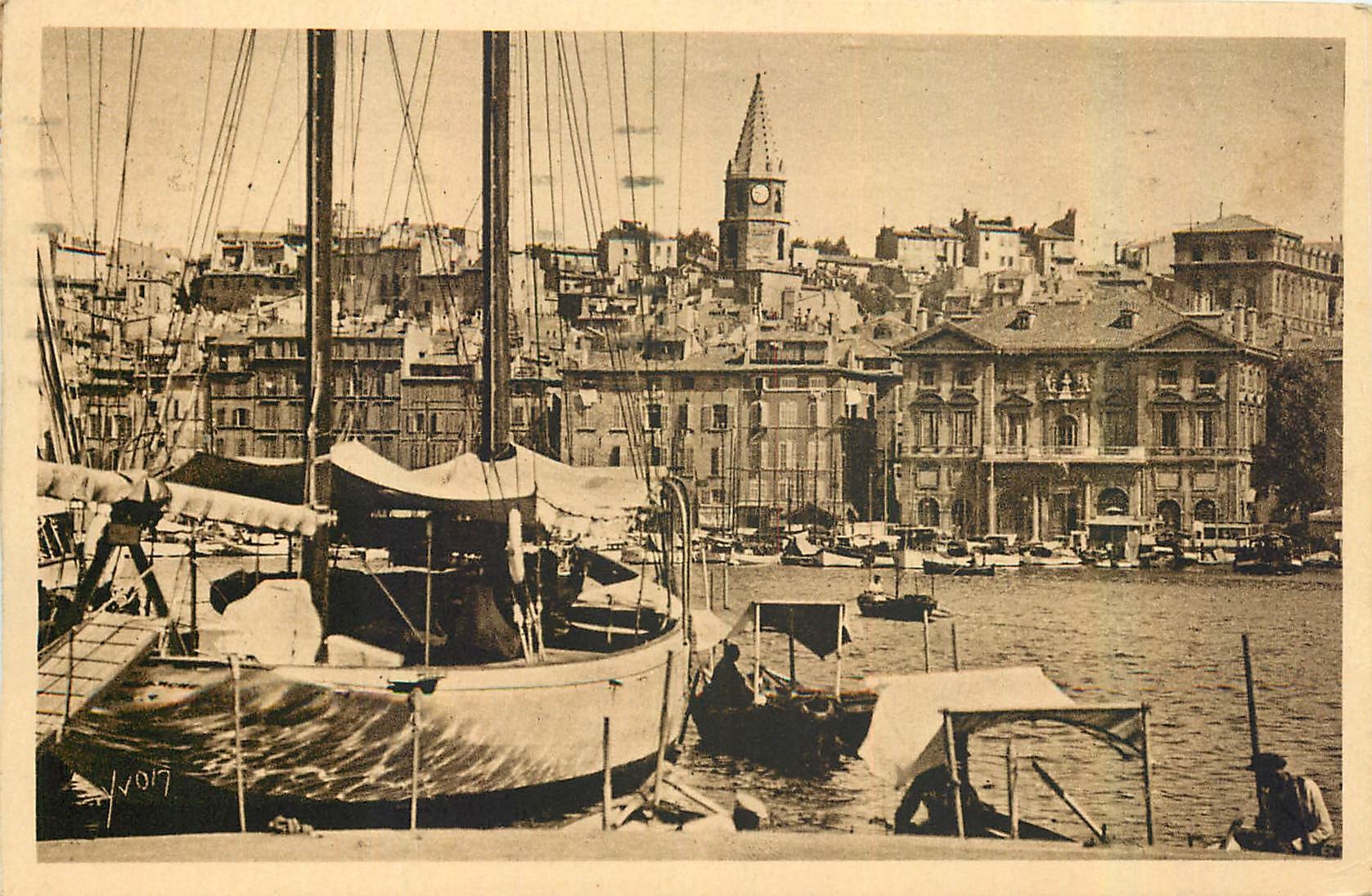 CPA La Douce France Marseille Bouches du Rhone Un Coin du Vieux Port et l'Hotel de Ville Bateaux