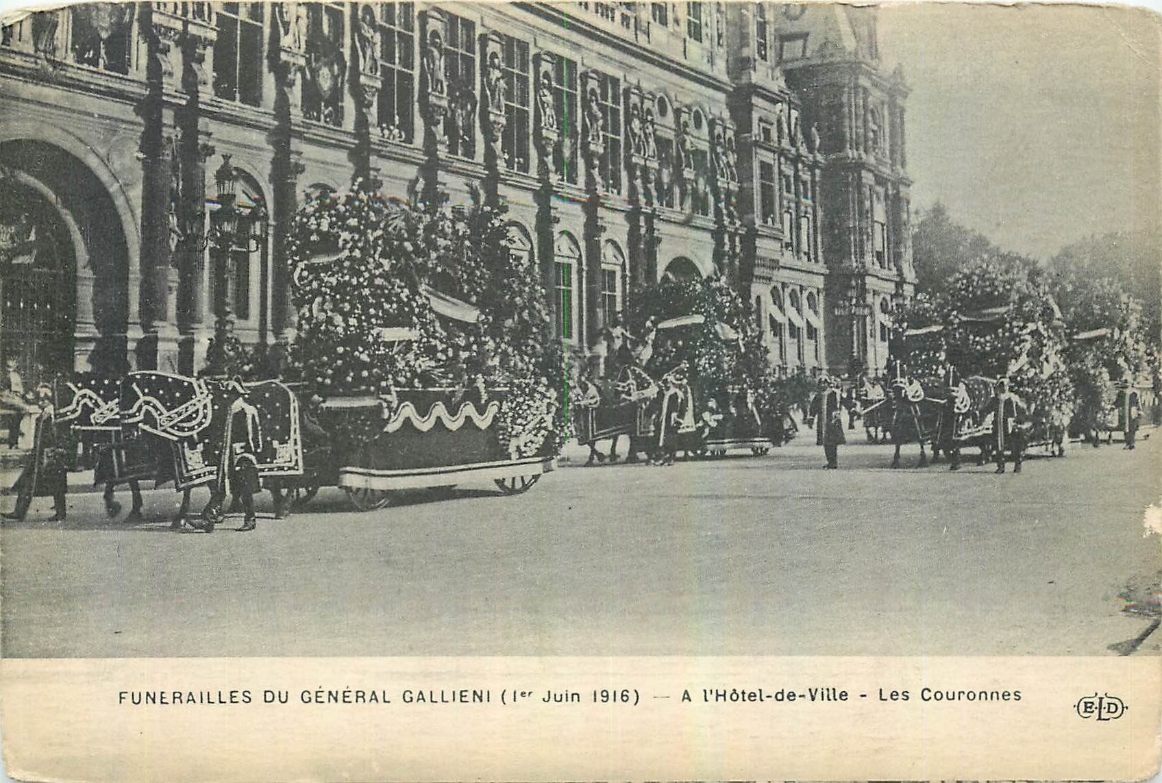 CPA Funerailles du General Gallieni A l'Hotel de Ville Les Couronnes 
