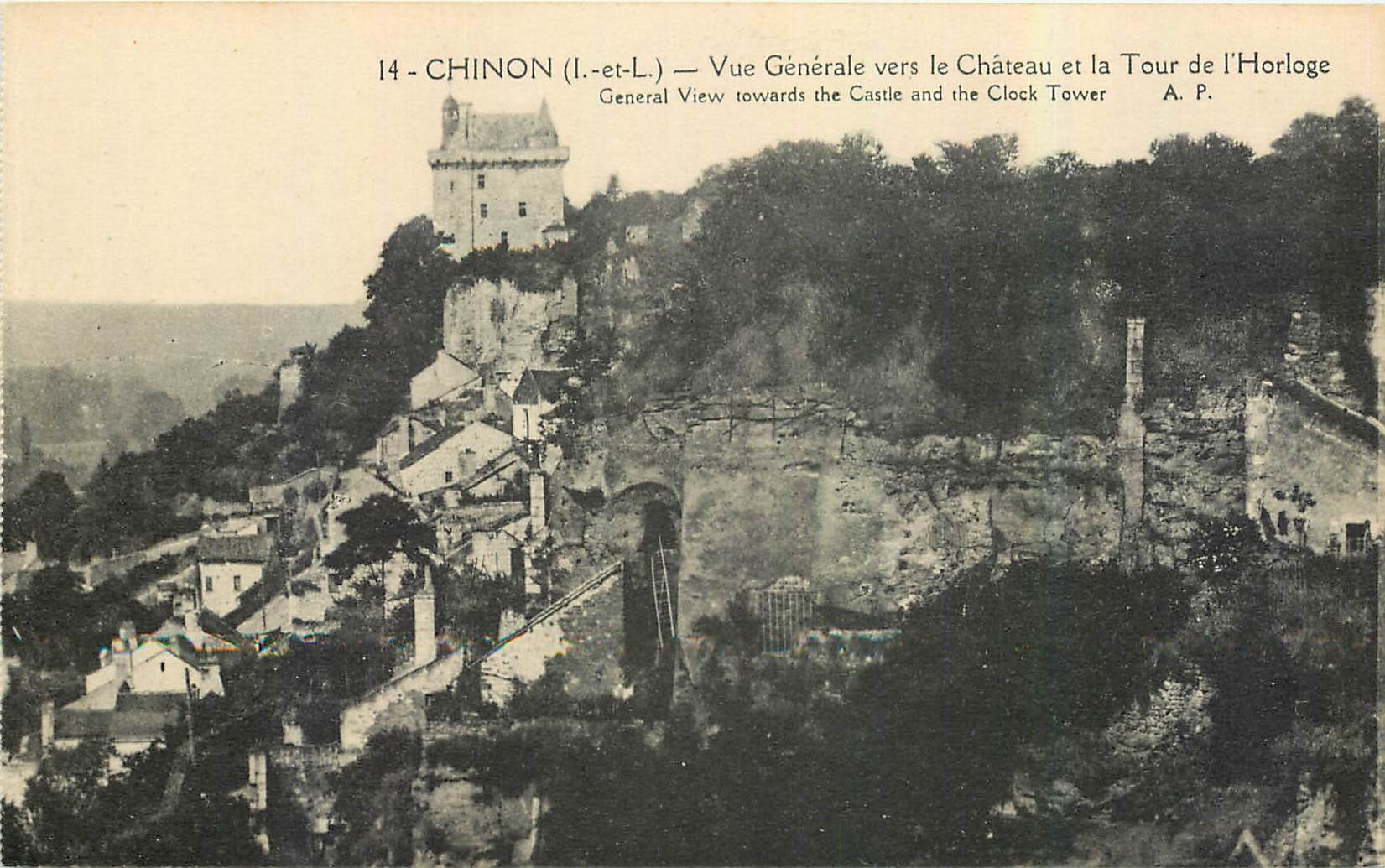 CPA Chinon I et L Vue generale vers le Chateau et la Tour de l'Horloge 