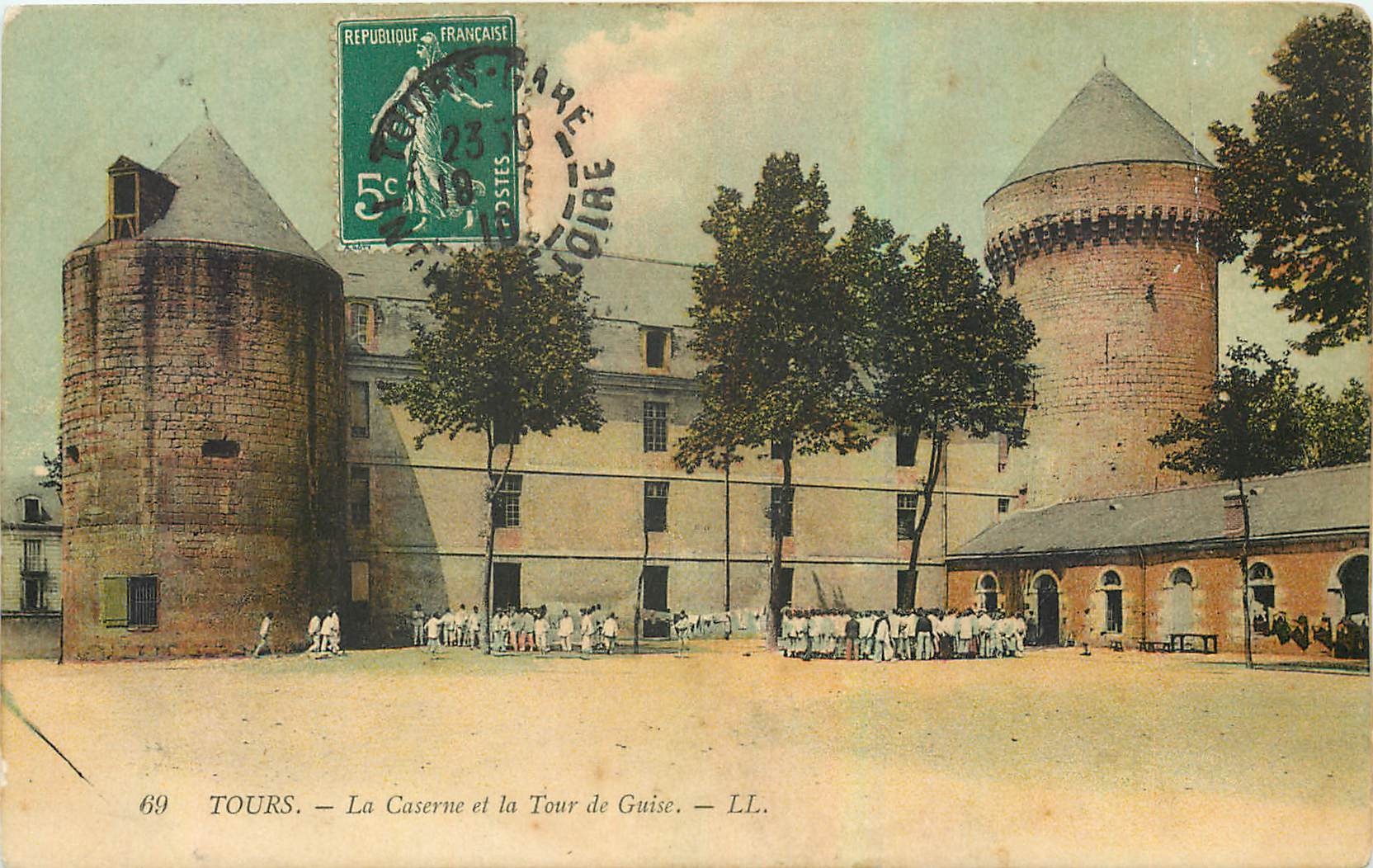 CPA Tours La Caserne et la Tour de Guise Militaria