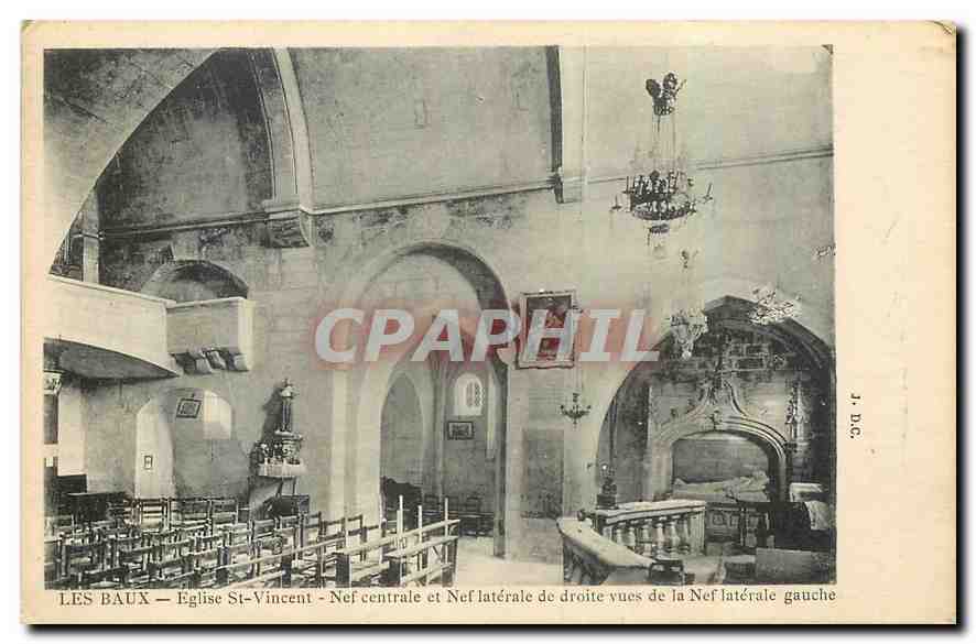 CPA Les Baux Eglise St Vincent Nef centrale et Nef laterale de droite vues de la Nef laterale gauche