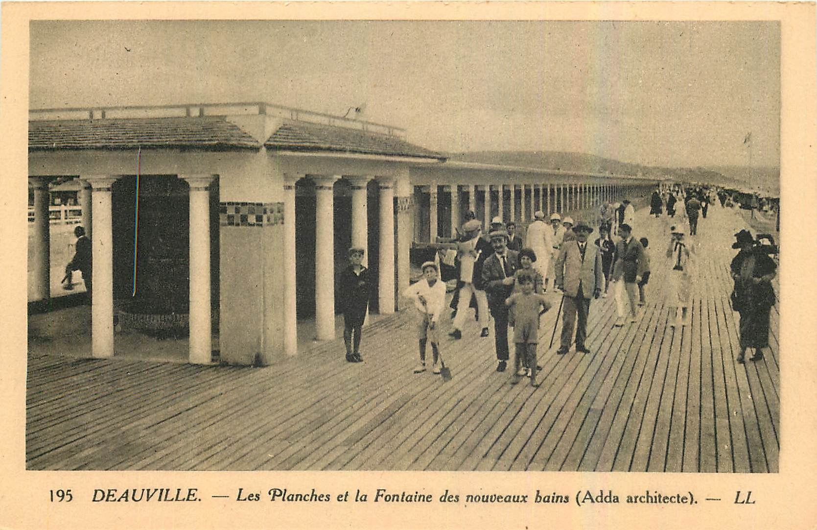 CPA Deauville Les Planches et la Fontaine des nouveaux bains 